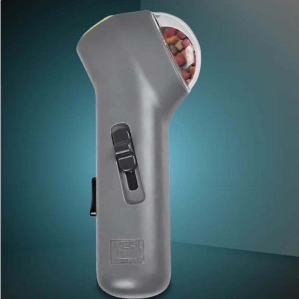 ANIMAL PLANET PETS Handheld Pet Treat Launcher